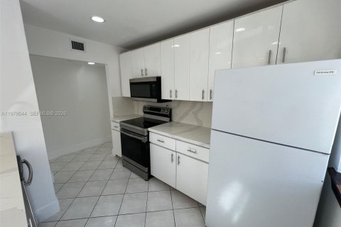 Condominio en venta en Miami Beach, Florida, 2 dormitorios, 66.89 m2 № 2244808 - foto 11