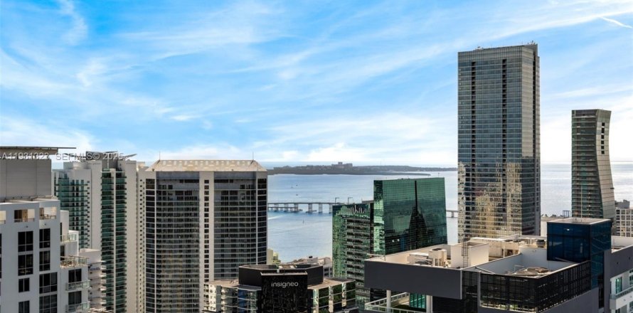 Кондоминиум с 3 спальнями в Майами, Флорида № 1991748