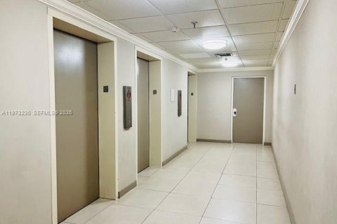 Condo in North Miami, Florida, 2 bedrooms  № 2044666 - photo 24