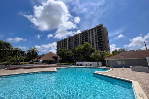 Condo in North Miami, Florida, 2 bedrooms  № 2044666 - photo 30