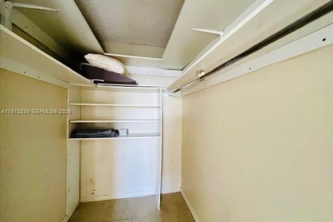 Condo in North Miami, Florida, 2 bedrooms  № 2044666 - photo 19