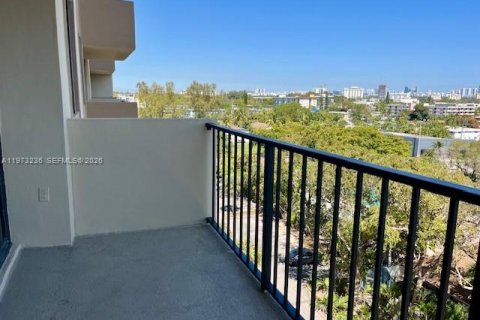Condo in North Miami, Florida, 2 bedrooms  № 2044666 - photo 6