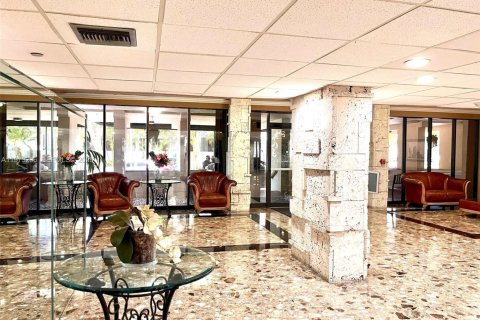 Condo in North Miami, Florida, 2 bedrooms  № 2044666 - photo 25