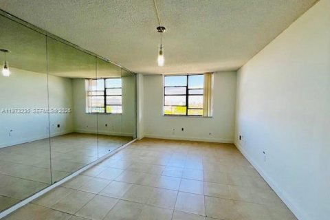 Condo in North Miami, Florida, 2 bedrooms  № 2044666 - photo 12