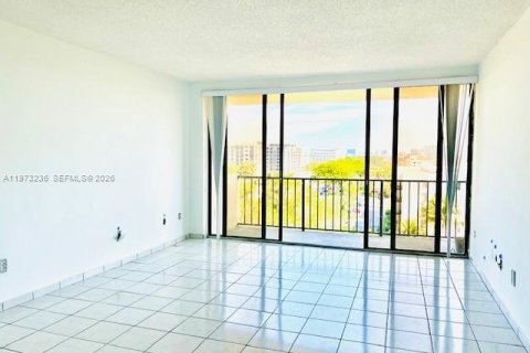 Condo in North Miami, Florida, 2 bedrooms  № 2044666 - photo 7