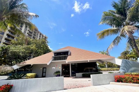 Condo in North Miami, Florida, 2 bedrooms  № 2044666 - photo 27