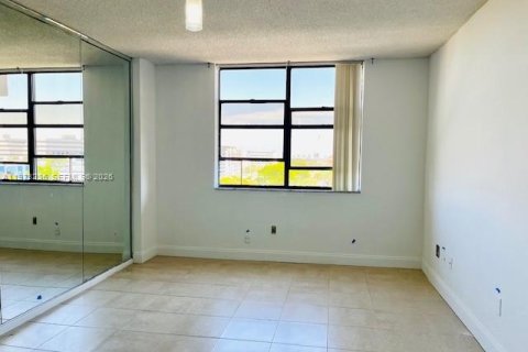 Condo in North Miami, Florida, 2 bedrooms  № 2044666 - photo 13