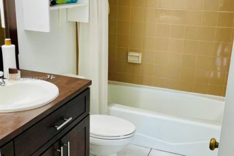 Condo in North Miami, Florida, 2 bedrooms  № 2044666 - photo 21