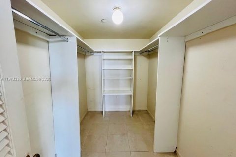 Condo in North Miami, Florida, 2 bedrooms  № 2044666 - photo 22