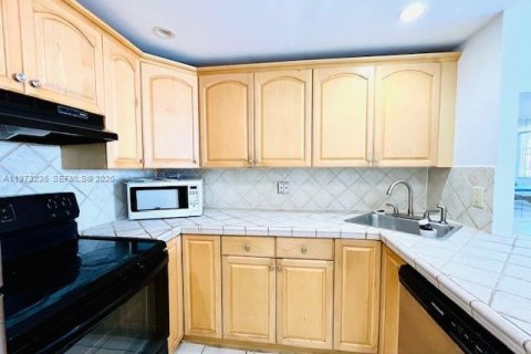 Condo in North Miami, Florida, 2 bedrooms  № 2044666 - photo 11