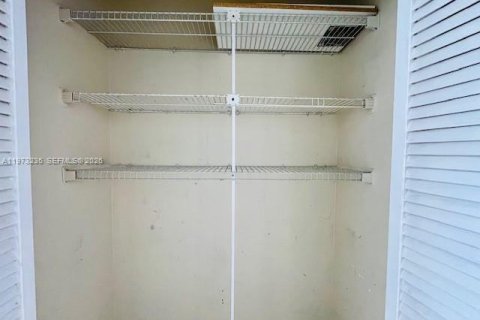 Condo in North Miami, Florida, 2 bedrooms  № 2044666 - photo 15