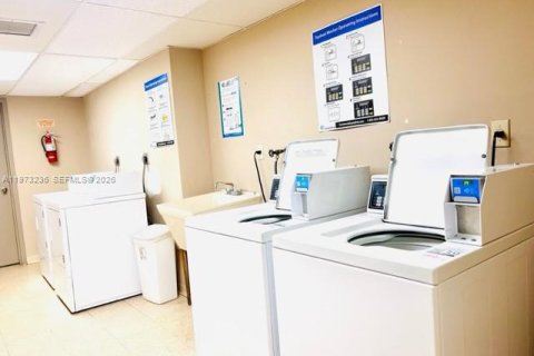 Condo in North Miami, Florida, 2 bedrooms  № 2044666 - photo 23