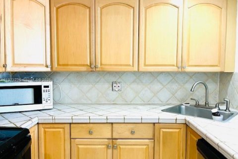 Condo in North Miami, Florida, 2 bedrooms  № 2044666 - photo 10