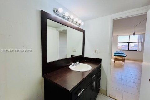 Condo in North Miami, Florida, 2 bedrooms  № 2044666 - photo 16