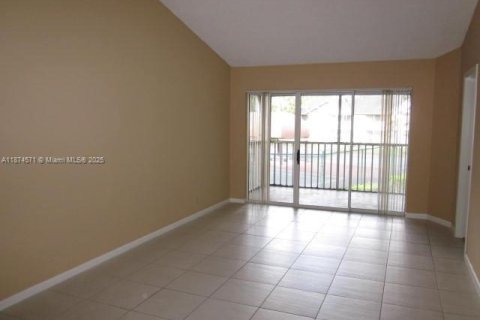Condo in Miami, Florida, 2 bedrooms  № 1924849 - photo 3