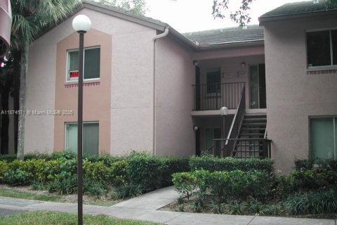 Condo in Miami, Florida, 2 bedrooms  № 1924849 - photo 1