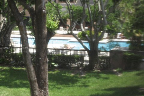 Condo in Miami, Florida, 2 bedrooms  № 1924849 - photo 12