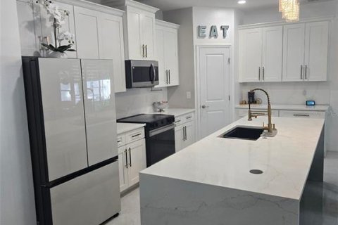 House in Astatula, Florida 4 bedrooms, 183.02 sq.m. № 2409860 - photo 6
