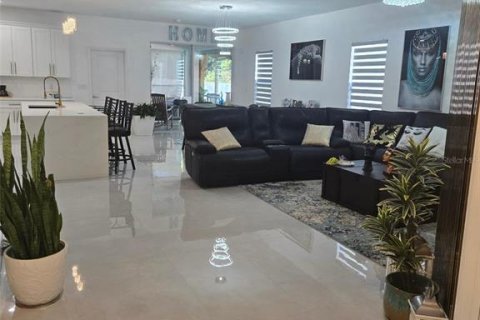 House in Astatula, Florida 4 bedrooms, 183.02 sq.m. № 2409860 - photo 2