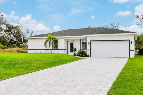 House in Englewood, Florida 4 bedrooms, 151.99 sq.m. № 1757137 - photo 1