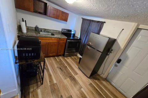 Casa en alquiler en Miami, Florida, 46.45 m2 № 1665512 - foto 3