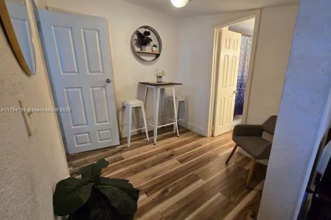 Casa en alquiler en Miami, Florida, 46.45 m2 № 1665512 - foto 2