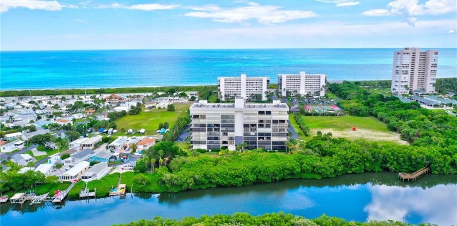 Condominio en Hutchinson Island South, Florida, 2 dormitorios  № 1812470