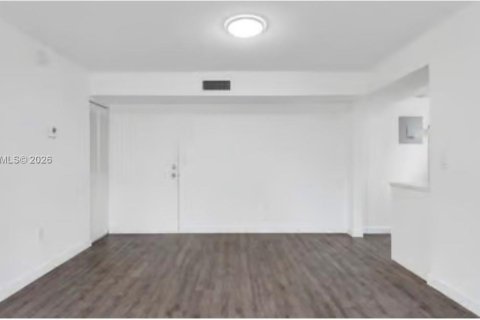 Condo in Miami, Florida, 2 bedrooms  № 1999366 - photo 10