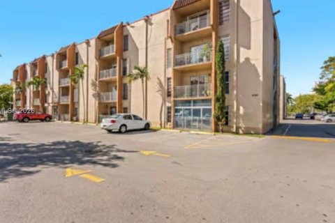 Condo in Miami, Florida, 2 bedrooms  № 1999366 - photo 2