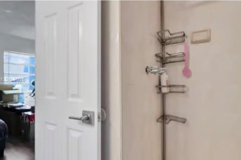 Condo in Miami, Florida, 2 bedrooms  № 1999366 - photo 26