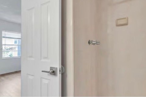 Condo in Miami, Florida, 2 bedrooms  № 1999366 - photo 29