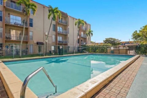 Condo in Miami, Florida, 2 bedrooms  № 1999366 - photo 3