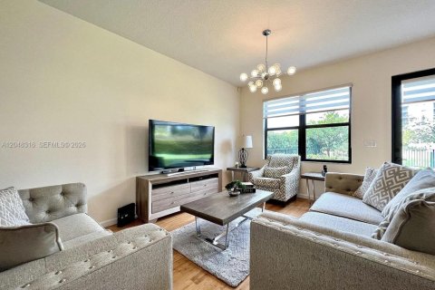 House in Miami, Florida 4 bedrooms, 234.49 sq.m. № 2252525 - photo 7