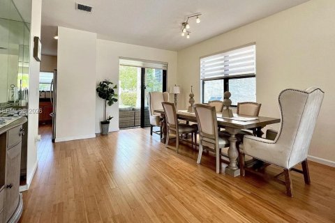 House in Miami, Florida 4 bedrooms, 234.49 sq.m. № 2252525 - photo 9