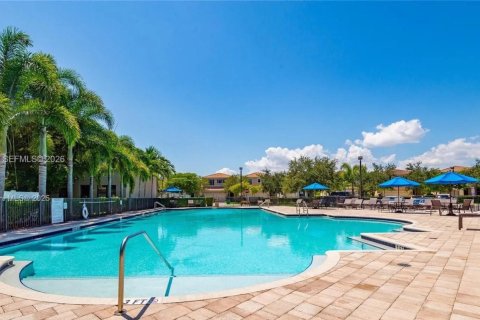 House in Miami, Florida 4 bedrooms, 234.49 sq.m. № 2252525 - photo 24