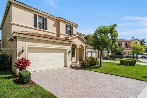 House in Miami, Florida 4 bedrooms, 234.49 sq.m. № 2252525 - photo 2