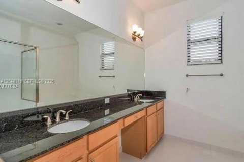 House in Miami, Florida 4 bedrooms, 234.49 sq.m. № 2252525 - photo 21