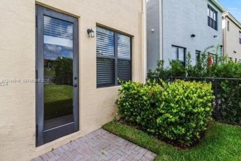 House in Miami, Florida 4 bedrooms, 234.49 sq.m. № 2252525 - photo 17