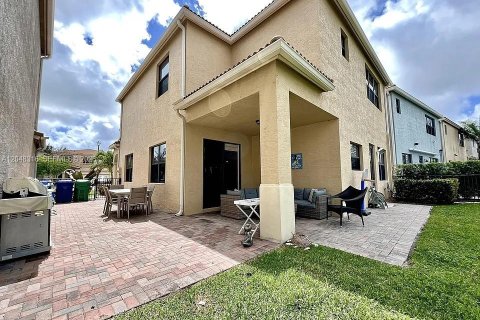 House in Miami, Florida 4 bedrooms, 234.49 sq.m. № 2252525 - photo 6