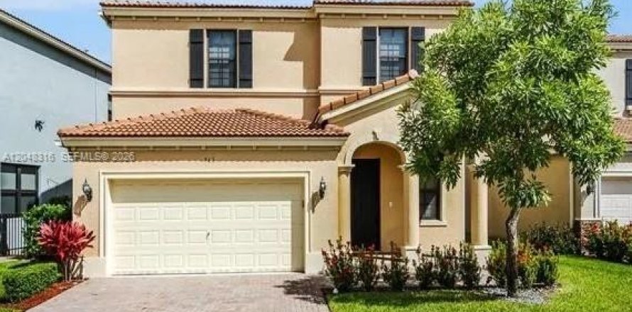 House in Miami, Florida 4 bedrooms, 234.49 sq.m. № 2252525