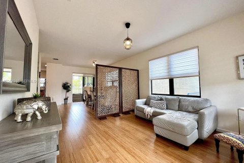 House in Miami, Florida 4 bedrooms, 234.49 sq.m. № 2252525 - photo 8