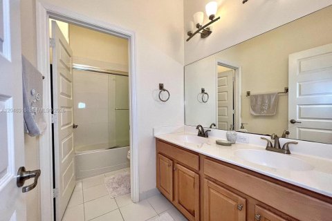 House in Miami, Florida 4 bedrooms, 234.49 sq.m. № 2252525 - photo 11