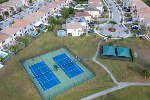 House in Miami, Florida 4 bedrooms, 234.49 sq.m. № 2252525 - photo 30