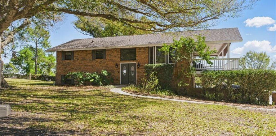 House in Clermont, Florida 3 bedrooms, 200.39 sq.m. № 1732764