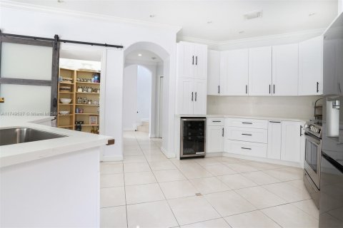House in Miami, Florida 4 bedrooms, 245.82 sq.m. № 1729167 - photo 29