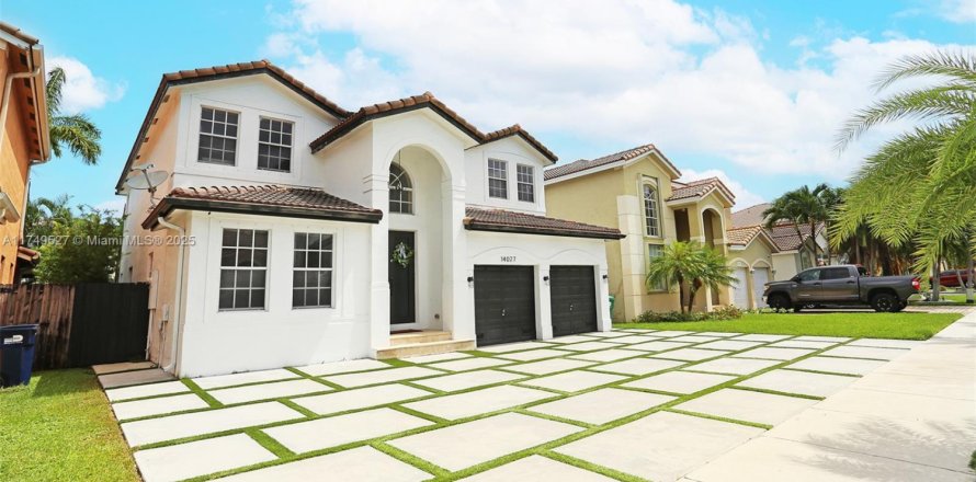 House in Miami, Florida 4 bedrooms, 245.82 sq.m. № 1729167