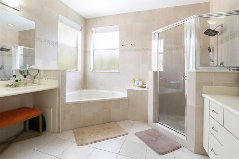 House in Miami, Florida 4 bedrooms, 245.82 sq.m. № 1729167 - photo 27