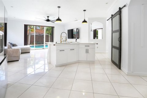 House in Miami, Florida 4 bedrooms, 245.82 sq.m. № 1729167 - photo 6