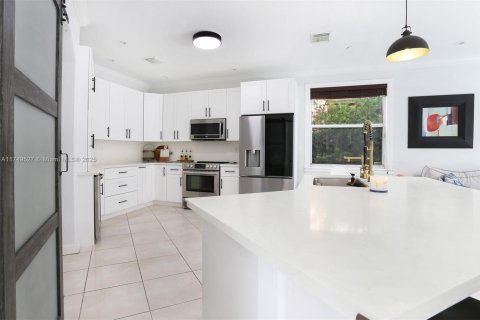 House in Miami, Florida 4 bedrooms, 245.82 sq.m. № 1729167 - photo 12