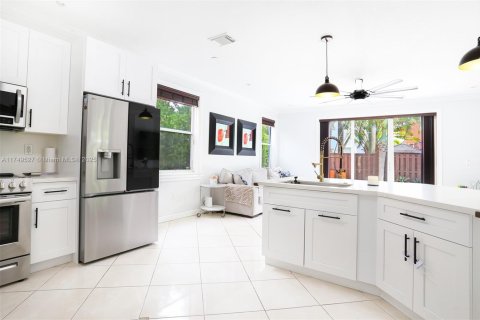 House in Miami, Florida 4 bedrooms, 245.82 sq.m. № 1729167 - photo 10